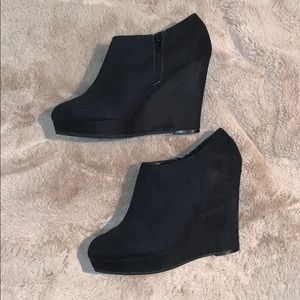 Size 8 black x•appeal suede wedges